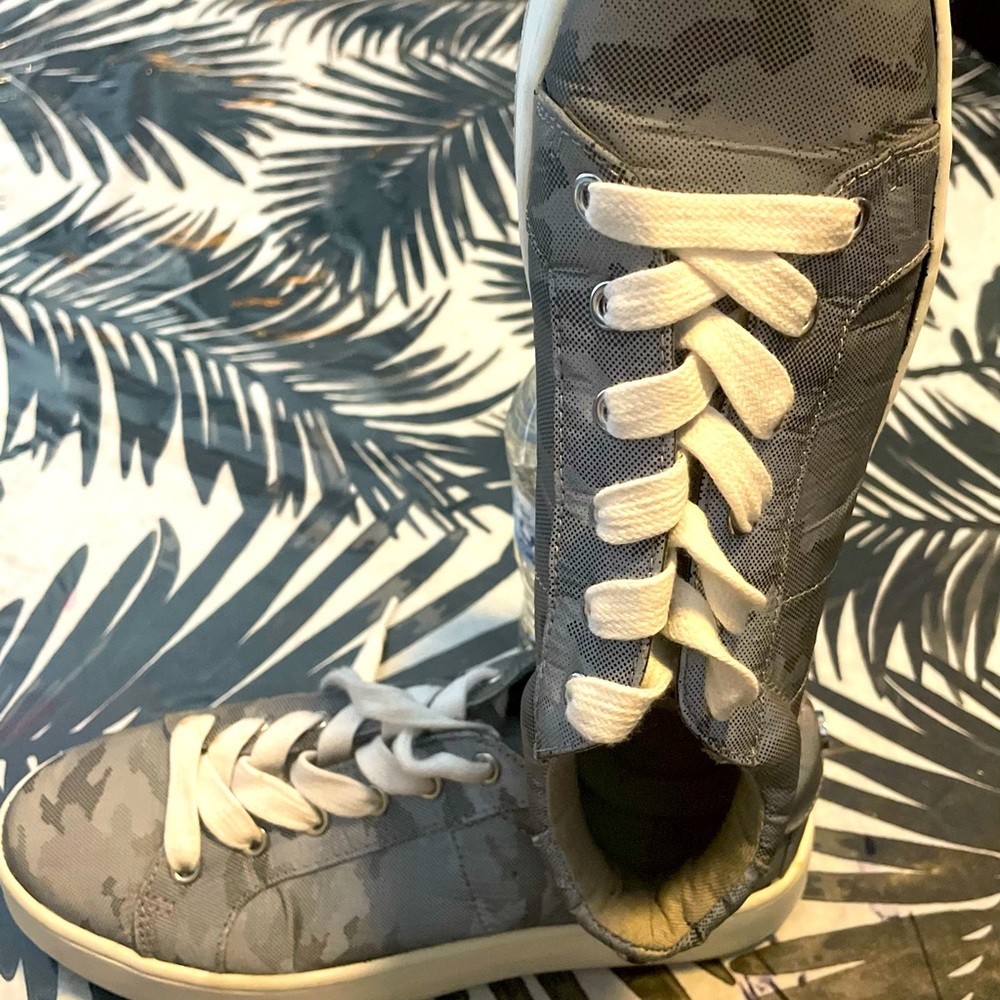 Steve Madden Gray Camo Bertie size 8.5